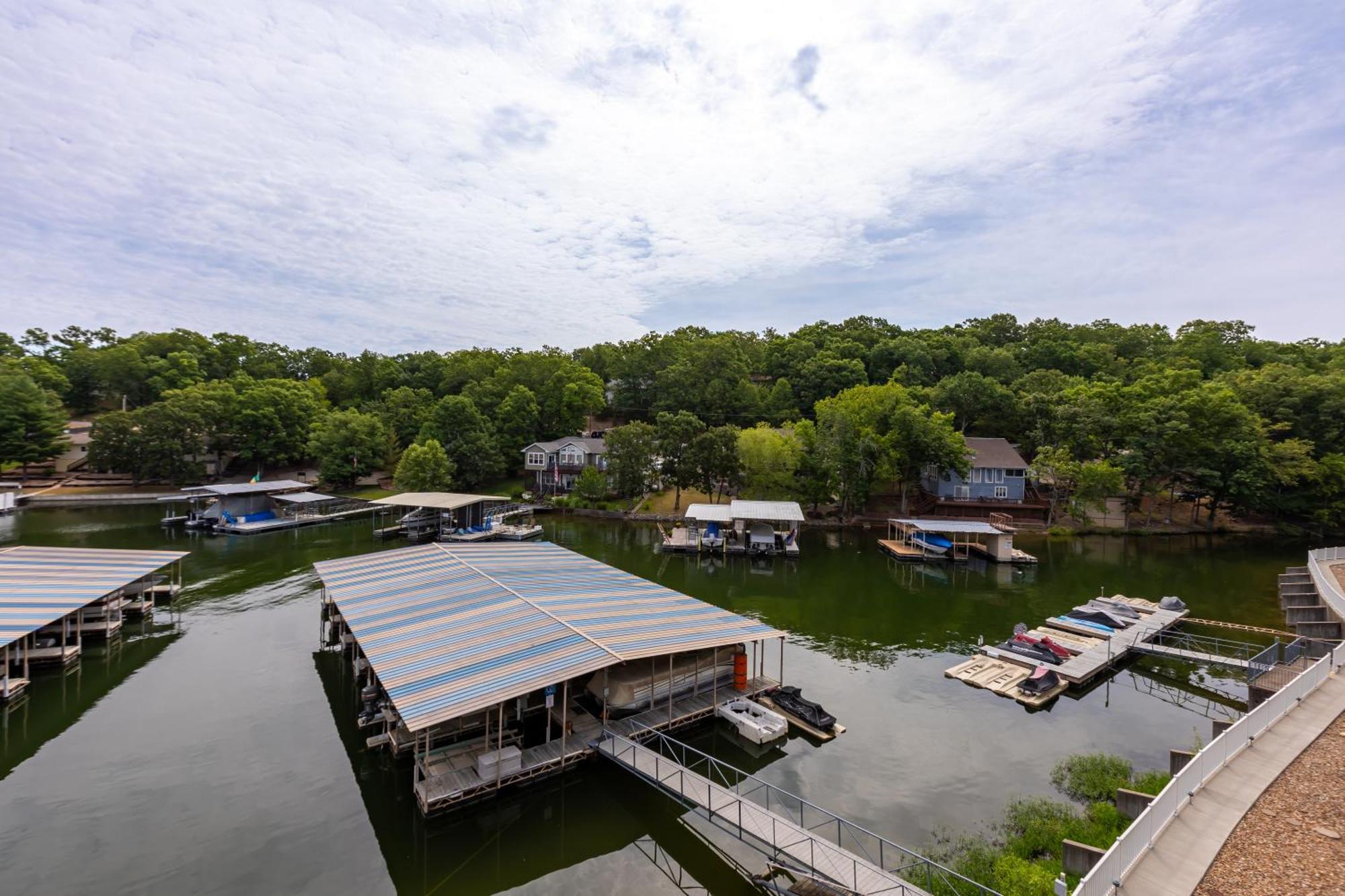 F Lakefront! Remodeled, Sleeps 4, Boat Slip, Patio, Wifi, Cable, Pool Osage Beach Kültér fotó