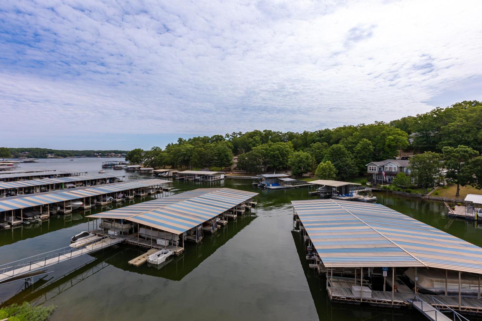 F Lakefront! Remodeled, Sleeps 4, Boat Slip, Patio, Wifi, Cable, Pool Osage Beach Kültér fotó