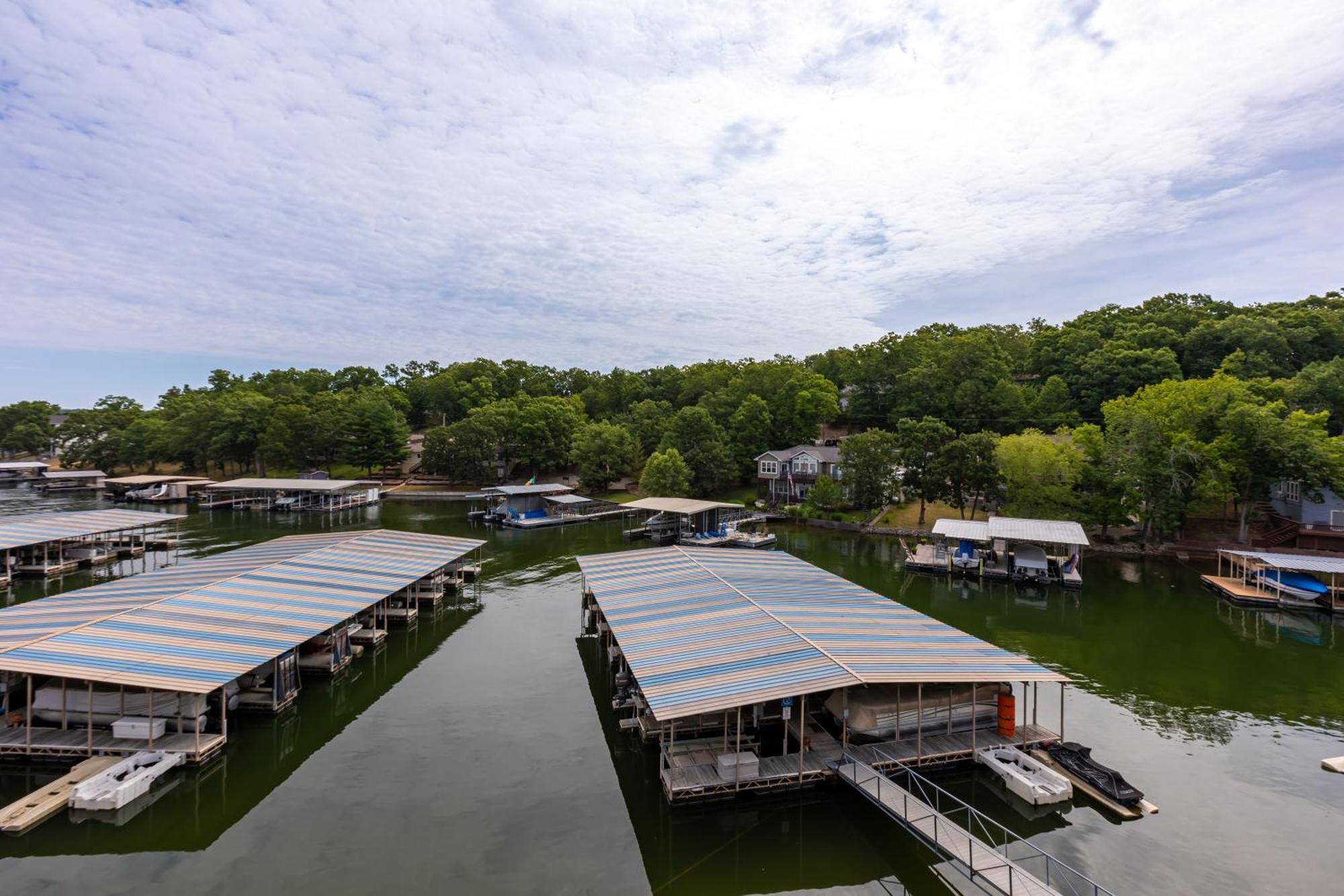 F Lakefront! Remodeled, Sleeps 4, Boat Slip, Patio, Wifi, Cable, Pool Osage Beach Kültér fotó